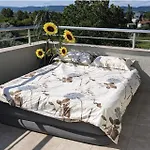 Апартаменты Sunny Retreat For Two Солнечный берег